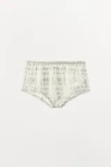 Mini shorts de tiro alto, color blanco, con cintura elástica y bordados florales.