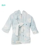 Bata celeste con capucha, estampado de nubes y estrellas, y cinturón blanco.