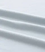 Remera deportiva celeste de poliéster y elastano, con cuello redondo, mangas cortas y tecnología dry fit.