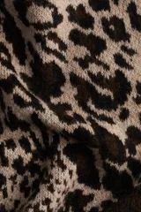 Minifalda ajustada de punto jacquard con estampado animal print en tonos beige y marrón. Presenta corte evasé y cintura con elástico oculto.