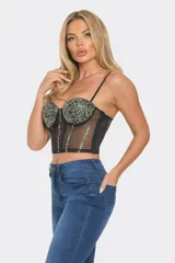 Corset importado de tul elástico armado, color negro, con copas recubiertas de strass en diferentes tonos. Tiene cierre lateral invisible y tiras ajustables.