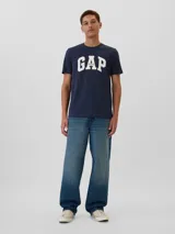 Remera negra de algodón con logo GAP estampado en blanco en el pecho.