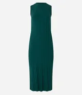 Vestido midi negro de punto acanalado, sin mangas y con cuello alto.