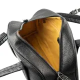Cartera tipo baúl color negro, confeccionada en poliéster con diseño símil cuero graneado. Cuenta con acceso con cierre, un compartimento principal, un bolsillo interno con cierre, un bolsillo interno abierto y un bolsillo externo con cierre. Incluye correa regulable y asas fijas.