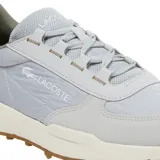 Championes urbanos Lacoste modelo Elite Actv Evo, color gris claro con detalles en beige y suela marrón. Presentan logo de la marca en el lateral y diseño acolchado en el empeine.