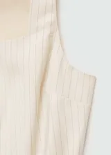Vestido corto color crema con finas rayas verticales, escote cuadrado, tirantes anchos y cierre frontal con botones.