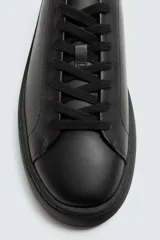 Zapatillas urbanas de cuero color blanco, con cordones y suela de goma con plataforma.