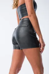 Short negro de eco cuero con silueta clásica y diseño ajustado, ideal para diversas ocasiones.