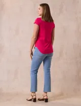 Remera de modal color fucsia, marca Cupio, con cuello redondo y manga corta.