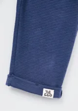 Pantalón de jogging celeste con textura acanalada, cintura elástica y bolsillos laterales.