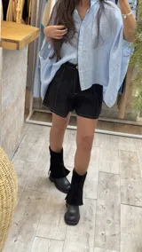 Short de lino color beige, de calce perfecto y con detalles de pespuntes en contraste.