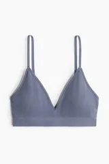 Soutien de punto acanalado color celeste, con breteles finos ajustables y copas triangulares con relleno extraíble. Sin cierre ni aros.
