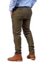Pantalón de vestir en color negro con triple costura reforzada y corte moderno.