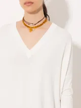 Remera negra de punto liviano con escote en V, mangas 3/4 y recortes diagonales en el delantero.