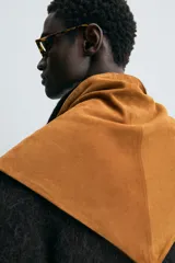 Sweater tipo polo color gris oscuro, de punto con textura, corte regular fit, cuello solapa con abertura frontal, manga larga y terminaciones en rib.