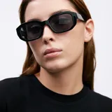 Lentes de sol geométricos negros con lentes polarizadas alemanas con recubrimiento anti-scratch y superhydrophobic.