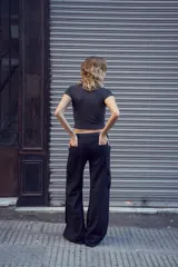 Remera corta gris de morley, ajustada al cuerpo y con efecto desgastado.