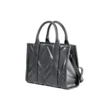 Cartera negra de tamaño mediano, confeccionada en símil cuero soft con diseño acolchado. Tiene doble asa de mano y correa bandolera regulable y extraíble. El acceso es con cierre y cuenta con un compartimento principal con bolsillos internos.