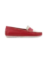Mocasín de cuero rojo con detalle de antifaz en cuero blanco.