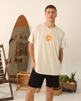 Remera unisex color crema con estampado de un sol anaranjado.