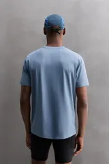 Camiseta deportiva marrón de tejido técnico, ligero y elástico con estructura. Tiene cuello redondo, manga corta, costuras planas y logo estampado.