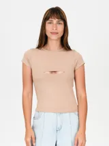 Remera color beige con escote cut-out en el pecho y mangas cortas.