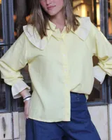 Camisa amarilla de mangas largas con cuello babero y puños con elástico.