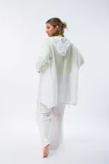 Campera blanca de lino con capucha y bolsillos delanteros.