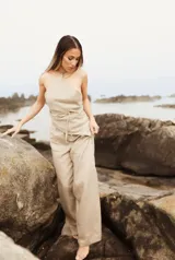 Pantalón beige de lino, de corte amplio y tiro alto.