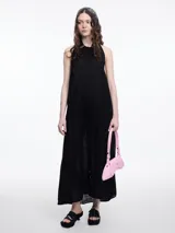 Vestido largo sin mangas color negro confeccionado en lino, con cuello camisero, espalda descubierta y ajuste regulable.