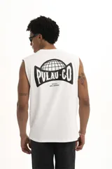 Musculosa gris con estampa en el pecho con el texto "Pulau Co".