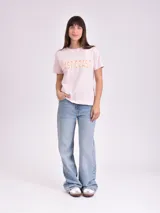 Remera celeste de algodón con estampado de flor y texto "Real View".