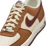 Zapatillas Nike Air Force 1 Low, color marrón con detalles en beige y suela marrón.