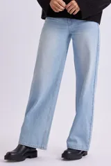 Pantalón de jean wide leg color azul claro.