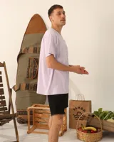 Remera celeste claro de algodón con cuello redondo y mangas cortas. Estampado frontal con la frase "Salt Water Therapy".