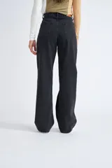 Pantalón de jean negro, corte oxford, con cierre y botón.