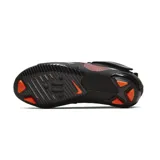Championes Nike SuperRep Cycle para spinning, color negro con detalles en rojo y plateado. Cuentan con correas ajustables con velcro y suela compatible con tapones para pedales de spinning.