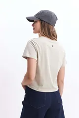 Remera color beige con estampado de la ciudad de Venecia en color celeste.