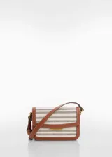 Bandolera rectangular de tela rayada en tonos beige y gris, con detalles en cuero marrón. Tiene correa larga ajustable, cierre con solapa y botón imantado, y herrajes dorados.