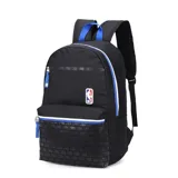 Mochila negra con detalles en azul y blanco, con el logo de la NBA en el frente. Presenta un bolsillo frontal con textura en relieve con el logo de la NBA repetido y bolsillos laterales de malla.