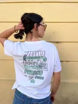 Remera blanca de algodón con estampa en la espalda de una pescadería con el texto "Fresco de hoy $1000".