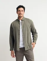 Camisa verde militar de lino y algodón, de manga larga con cuello abotonado y bolsillo en el pecho. Corte clásico.