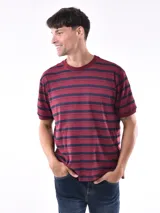 Remera de manga corta color bordó con rayas horizontales azul marino, cuello redondo y puños en color liso.