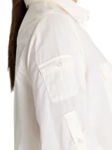 Camisa manga larga color verde oliva, de algodón orgánico con tecnología UPF, con cuello clásico, cierre frontal con botones, dos bolsillos con solapa en el pecho y puños abotonados.