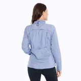 Buzo celeste con cuello alto, cierre de cremallera, elástico ajustable en la cintura y bolsillos laterales.