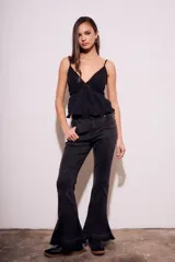 Blusa negra de algodón con breteles finos, escote en V con detalles de encaje y volados en el ruedo.