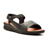 Sandalias bajas de cuero negro, con tira ancha sobre el empeine y tira elástica trasera. Suela color suela.