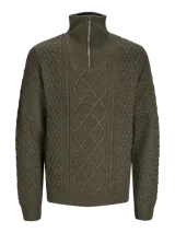 Sweater de punto trenzado color marrón con cuello alto y cierre de cremallera.