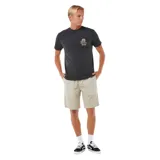 Remera negra de manga corta con cuello redondo y estampado pequeño en el pecho con un sol, olas y el logo de Rip Curl.