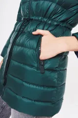 Campera puffer larga color verde esmeralda con capucha.